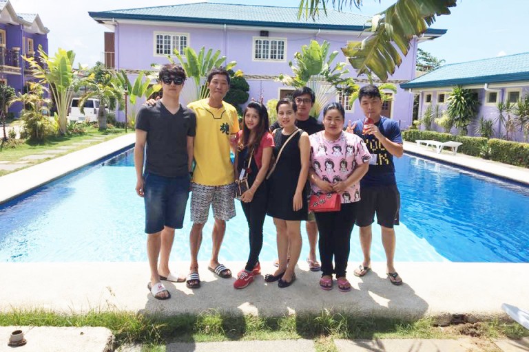 Đại diện trung tâm IELTS REX EDU sang thăm học viên đang luyện IELTS tại 1 trường Anh ngữ ở Philippines